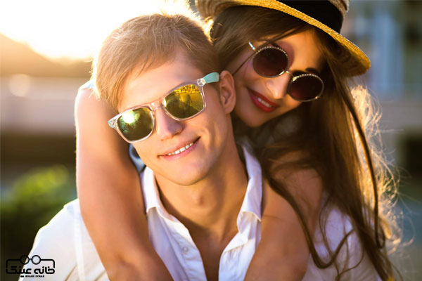 ژست عکاسی با عینک آفتابی