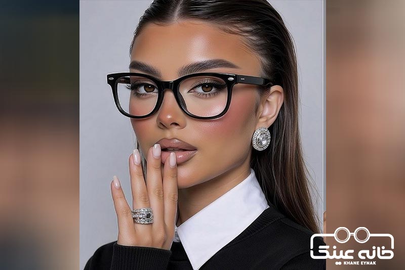 آرایش سایه قهوهای و رژ کالباسی با عینک