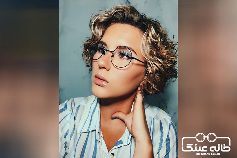 سایه آبی سرمهای با عینک