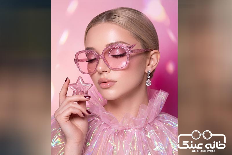 میکاپ مونوکروم صورتی با عینک